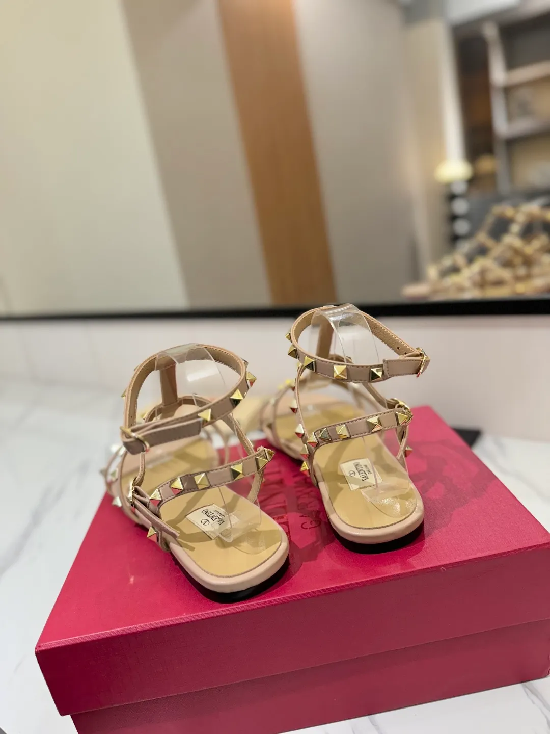 👟👟Ex-factory price 520👟👟 Valentino/Valentino rivet VT classic ankle-wrap rivet sandals, timeless 🆕 deeply rooted in people's hearts❤️A must-have item that never goes out of style🫰top replica! The side curves are perfect, the original molded custom-made rust-free rivets, and the textured hardware bring out a full sense of high-end, giving you a genuine foot feel! The first choice for high-end customers❤️ [Material] Upper: Original imported customized cowhide Inner lining: Original imported goatskin Outsole: Imported pearlescent leather outsole Code number: 35-39 [34, 40, 41, 42 are custom-made and cannot be returned or exchanged]